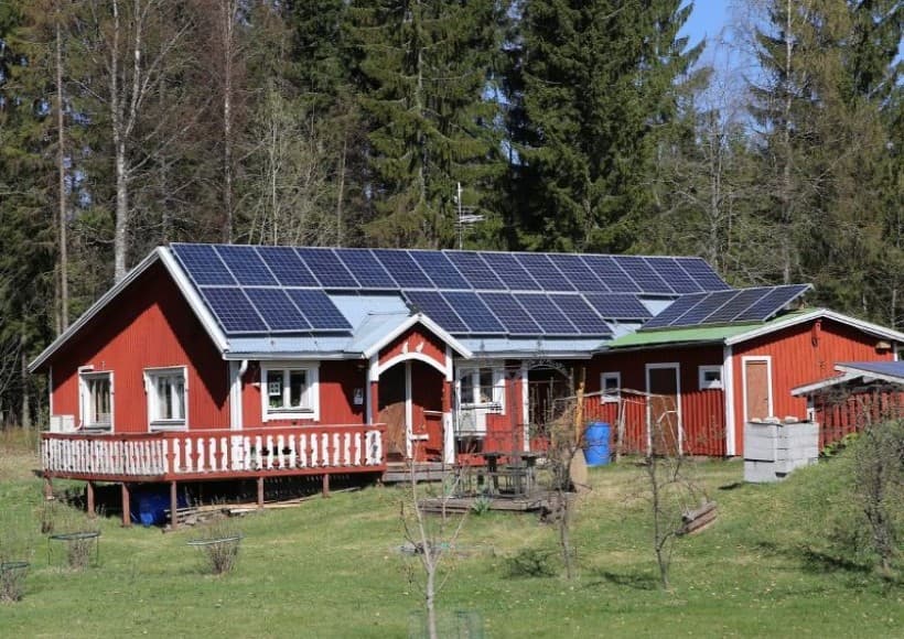 Cladirea unei ferme de la tara, acoperita cu panouri solare