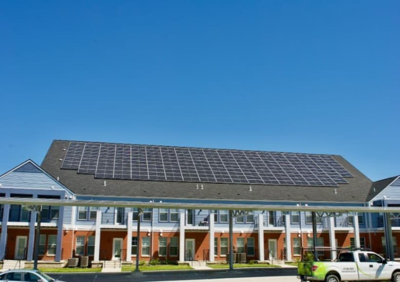 Cladirea unei scoli, acoperita cu panouri solare